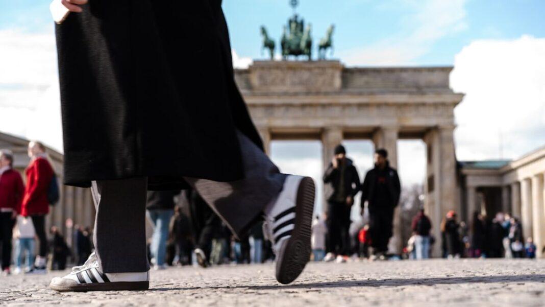 Stay Ahead of the Curve: Your Guide to Following Global Fashion Weeks